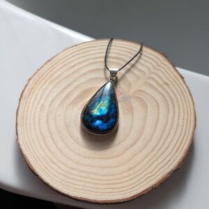 Gorgeous Labradorite sterling silver 925 pendant.